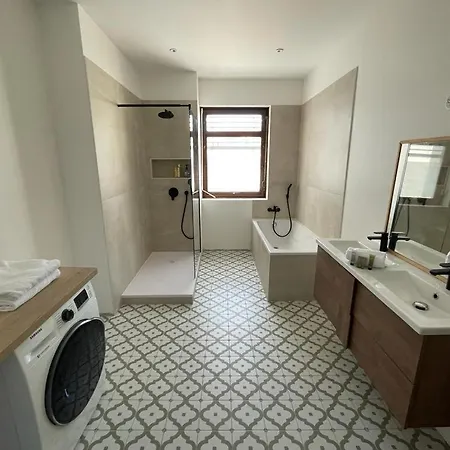 Bel Et Grand Familial Apartment
